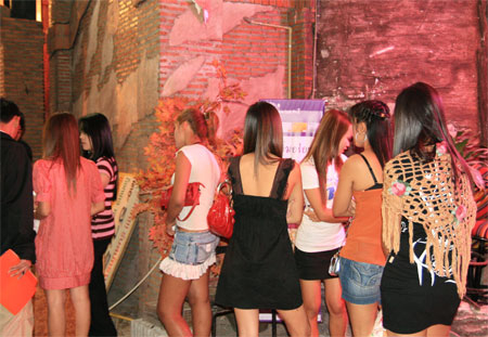 Những người Việt ở "phố ăn chơi" Ratchada