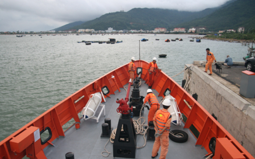 Festival biển diễn trò vui, ngư dân đơn độc chống tàu TQ