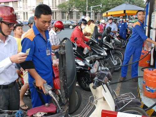 Xăng dầu: Giá tăng nhanh, bất ổn xử lý chậm