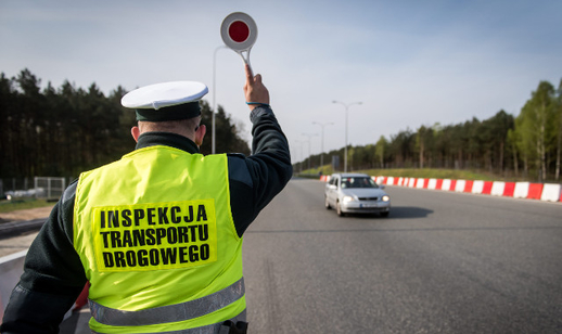 Bị thu giữ bằng lái xe do chở quá nhiều người theo quy định. Thanh tra giao thông cũng có quyền thu giữ bằng.