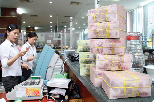 “Tháo ngòi nổ" để giảm lãi suất