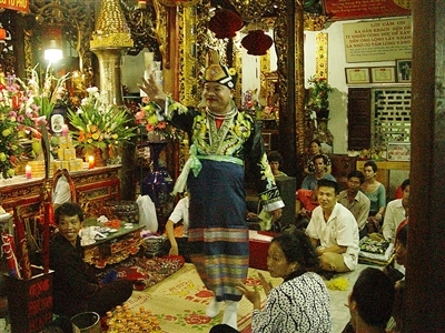 Lên Bảo Hà xem hầu bóng