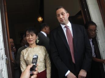 Đặc sứ Mỹ về Miến Điện gặp lãnh đạo đối lập Aung San Suu Kyi