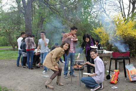 “Gia đình” đặc biệt của du học sinh Việt giữa trời Âu