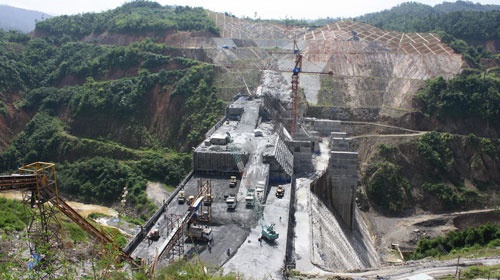 Oằn lưng gánh thủy điện