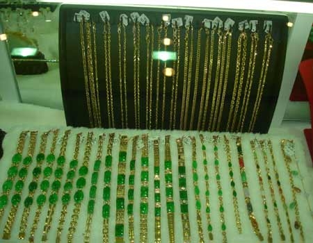 Giá vàng tăng tốc hướng về mốc 28 triệu đồng