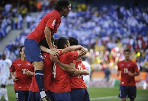 Chile thắng sát nút Honduras