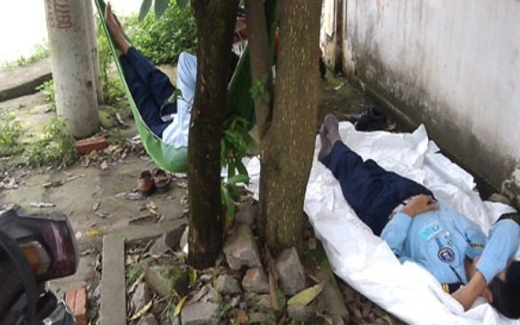 Ngân hàng 'khủng bố', con nợ 'chí phèo'