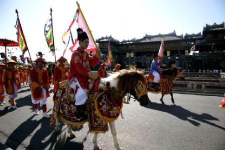 Vị sứ thần dám giương cung bắn... Mặt Trời