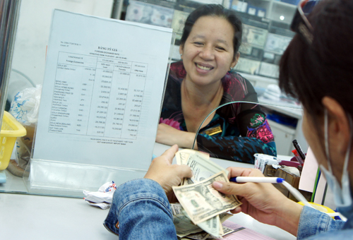 Mua ngoại tệ phải trả phí?