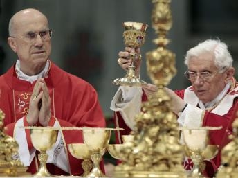 Một Hồng Y làm nội gián tiết lộ tài liệu mật của Vatican