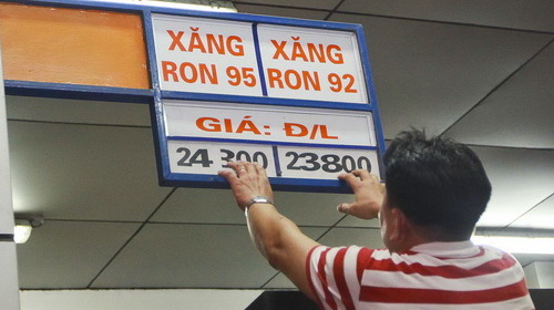 Người dân ồ ạt đổ xăng trước giờ G