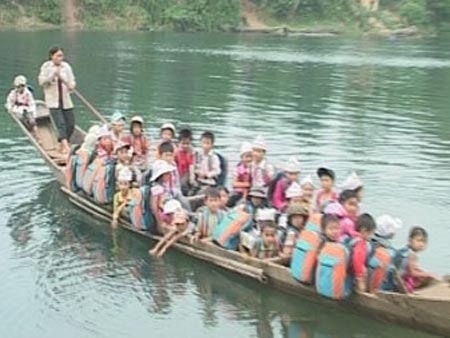 Đến trường phải qua... 3 lần đò
