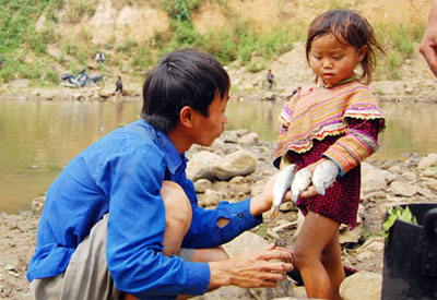 Đi xem người Mông thôn Khe Phàn duốc cá