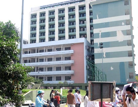 Sinh viên Công nghiệp TP HCM khiếu nại việc thu phí