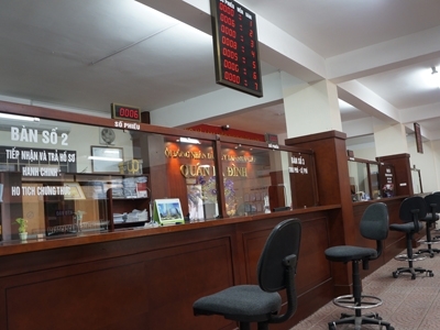 Công sở vắng hoe, đền chùa đông nghẹt