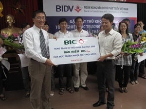 Bảo hiểm 100 triệu đồng cho Thủ khoa đại học