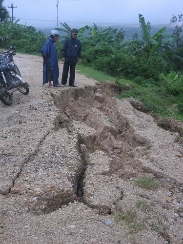 Quảng Ngãi: nhiều tuyến đường miền núi bị cô lập do sạt lở