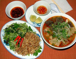 Về Thái Bình thưởng thức món bún bung hoa chuối đặc sản