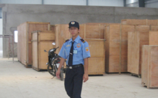 Nhân viên ngân hàng thành bảo vệ bất đắc dĩ