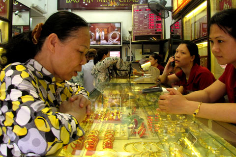 Mua bán vàng sôi động trở lại
