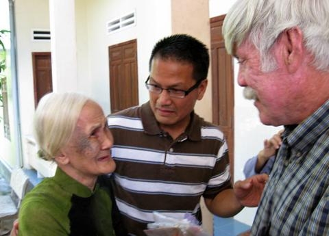 Một người Mỹ gốc Việt tìm thấy cha mẹ ruột sau hơn 30 năm