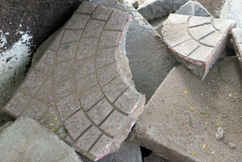 Vỉa hè Hà Nội lại bị cày xới để lát mới