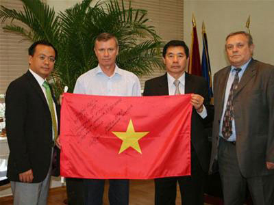 Cờ Việt Nam tung bay trên đỉnh nóc châu Âu