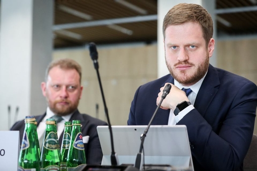 Máy thở có thể rẻ hơn nhiều. Tại sao Bộ y tế (Ba Lan) lại phải mua giá quá cao, qua người buôn vũ khí?