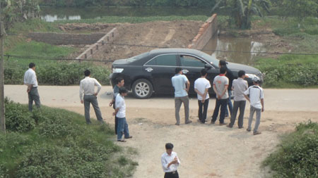 Băng nhóm côn đồ dàn trận nổ súng trong đêm, bỏ lại 5 ô tô