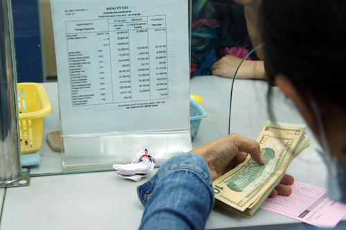 Chật vật tìm mua USD