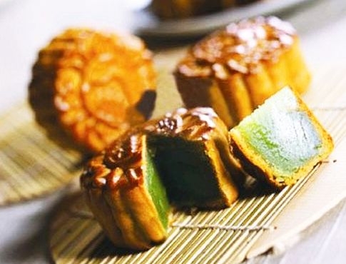 Dẻo thơm bánh trung thu nhân cốm Hà Nội