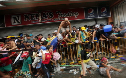 Philippines: 10.000 người thiệt mạng do bão, nạn nhân tuyệt vọng tìm thực phẩm, nước uống