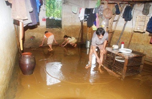 Lũ quét bất ngờ, tắc đường lên Sa Pa