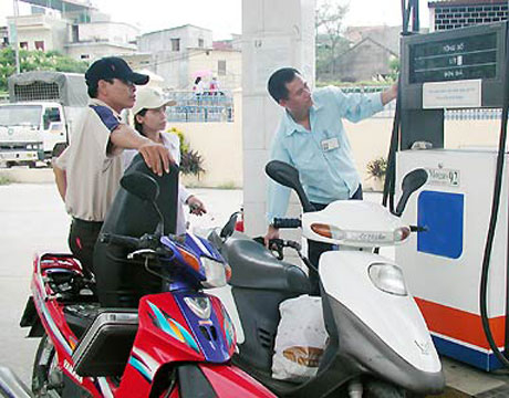 Tại sao xăng không giảm giá?