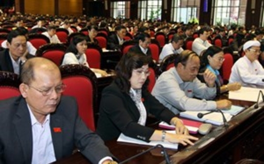 “Chính sách trên trời, cuộc đời dưới đất”