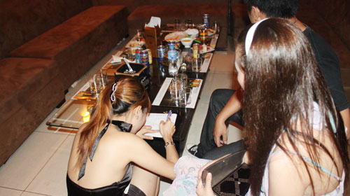 Dịch vụ ăn chơi "đốt tiền"