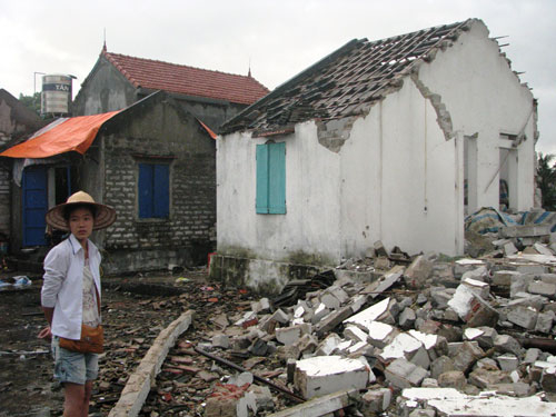 Tan hoang sau cơn lốc xoáy