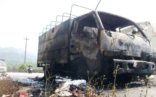 Xe "tự thiêu" bùng phát, cơ quan chức năng vẫn… hội thảo