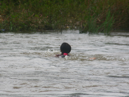 Phụ nữ bơi vượt sông để đến bệnh viện sinh con