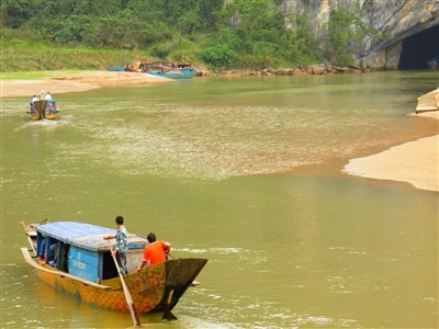 Cửa động Phong Nha bị 'bít', chẳng ai thông