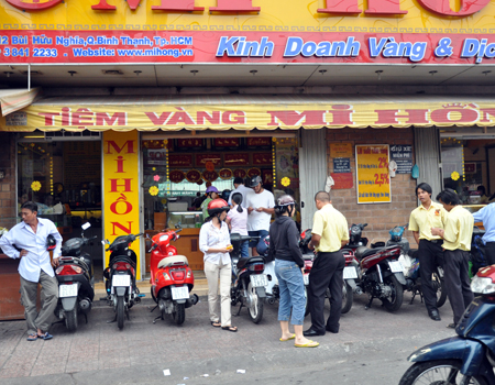 Dân Hà Nội ồ ạt bán vàng