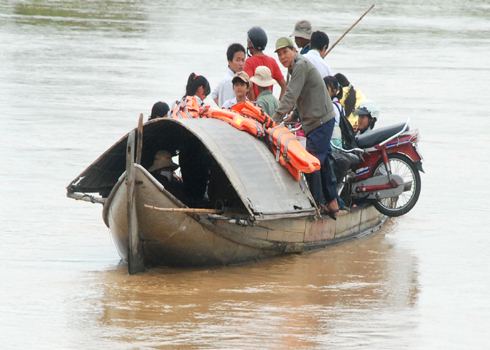 Lũ chực chờ cuốn học sinh vượt sông đến trường