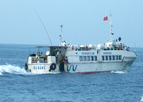 Tàu chở hàng gặp nạn giữa biển, 70 người thoát chết