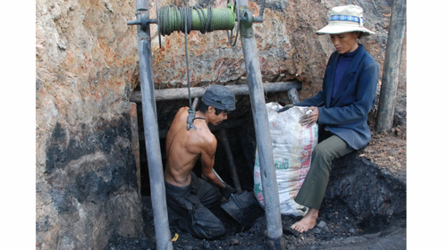 Đào than đổi chữ cho con