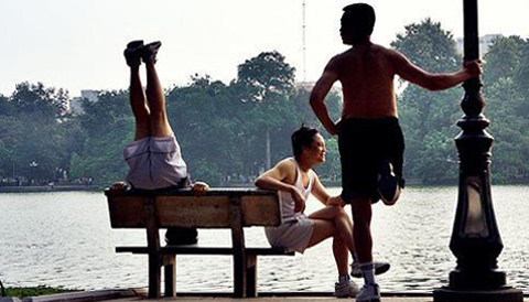 Chơi thể thao sáng sớm, tối muộn: Dễ đột qụy!