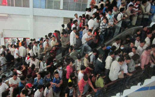 Bay giá rẻ: Dân hưởng lợi sao phải hạn chế?