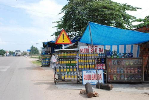 Về Bàu Đá, thưởng thức rượu làng nghề