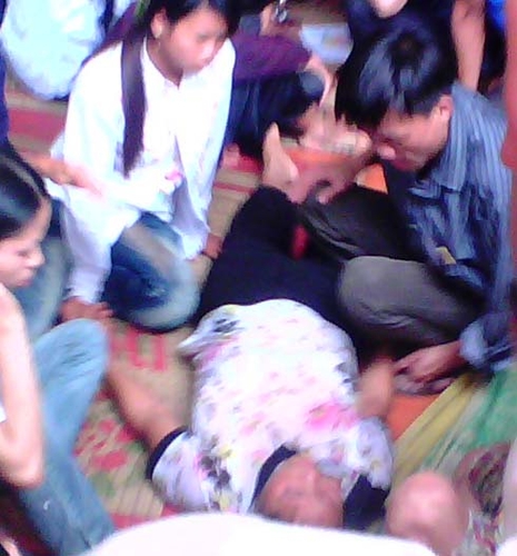 Áp vong tìm mộ, tha... tổ mối về thờ