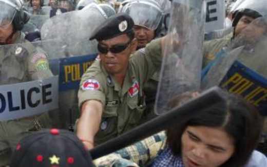 Cảnh sát Cam Bốt đụng độ với người biểu tình bị thu nhà